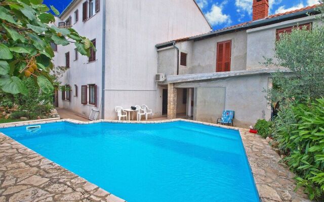 Apartment 772