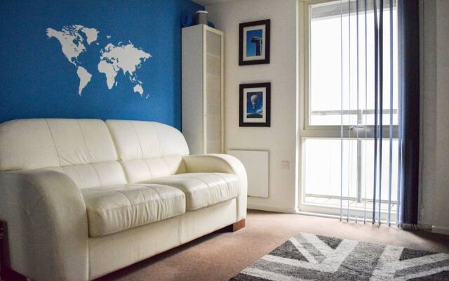 Modern 2 Bedroom Apartment with Balcony On The Canal
