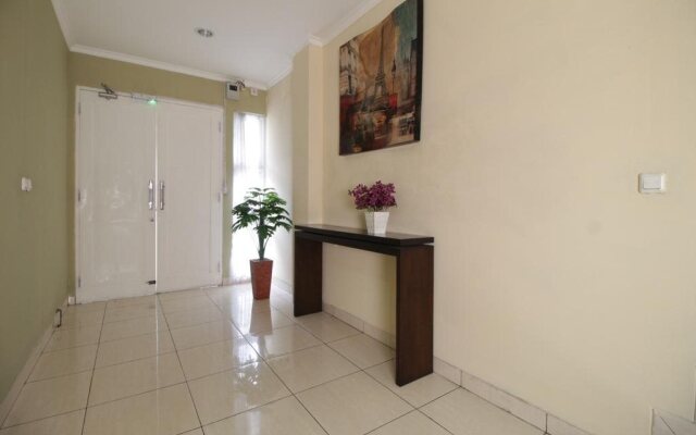 RedDoorz near Lippo Village 3