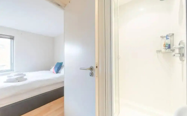 Spacious 2 Bedroom Apartment Near White City