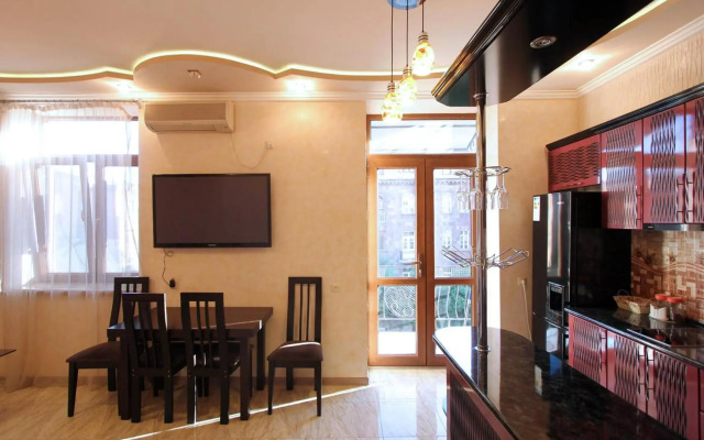 Amiryan street 1 bedroom Deluxe apartment With Balcony AM104