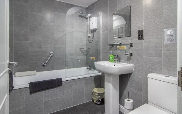2 Bedrooms Sleeps 6 Near Top Blackpool Attractions