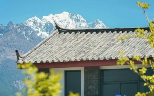 Lijiang Xiangyu Light Luxury Snow Mountain Holiday Villa
