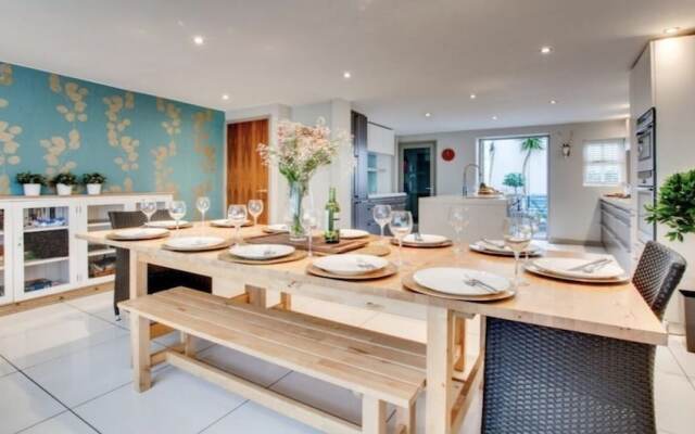 A Large, Beautifully Styled Home in Brighton Sleeps12