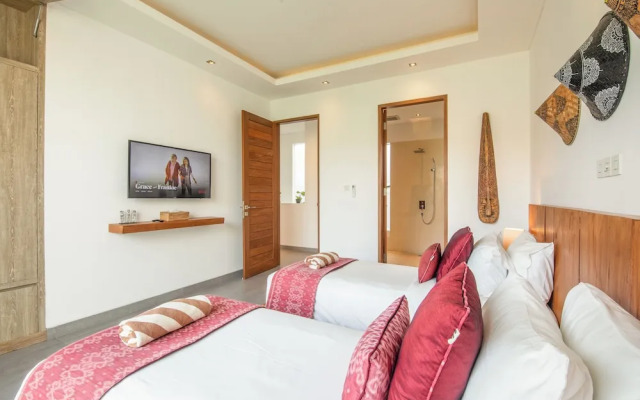 Luxury 4BR Haven, Steps to Canggu's Beach Elegance