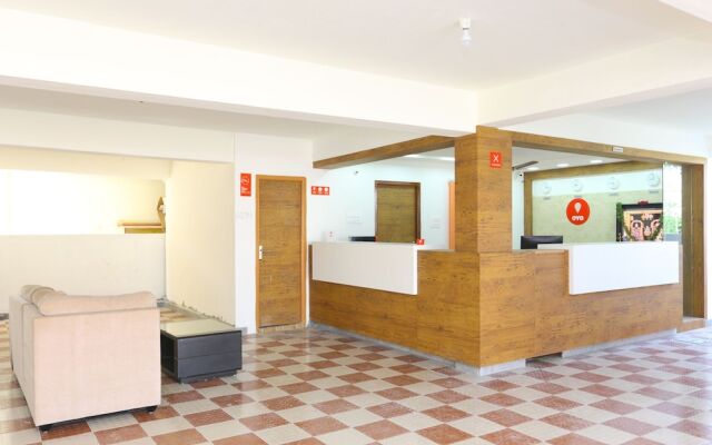 OYO 10701 Moukthi Apartment