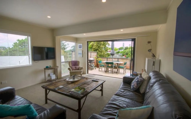 Bright 2 Bedroom Home in East Auckland