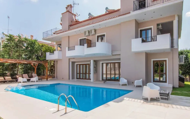Inviting Villa in Anavissos With Communal Pool