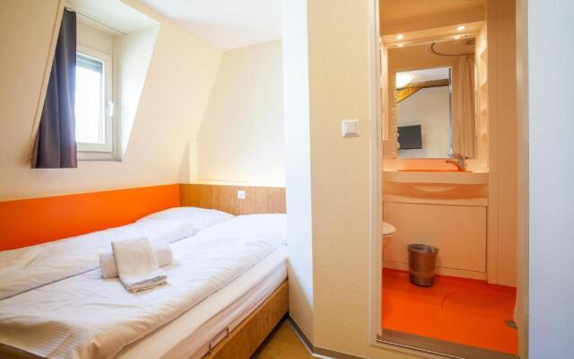 easyHotel Basel City - contactless self check-in