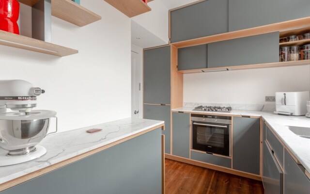 Modern 2 Bedroom Apartment With Balcony Close To Borough tube