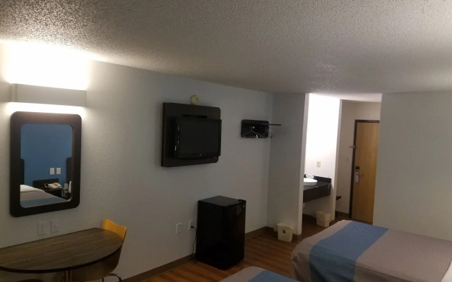 Motel 6 Indianapolis, IN - Southport