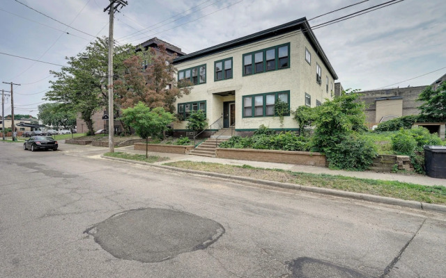 Bright Minneapolis Apartment - 1 Mi to Downtown!