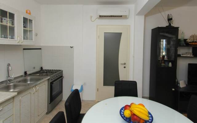 Modern apt in the Stone House in the Very Center