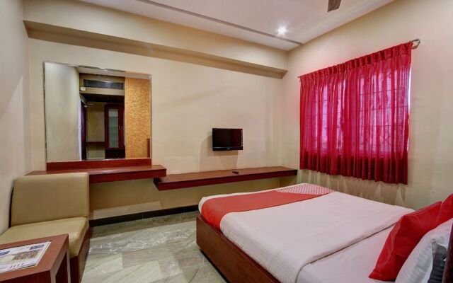 OYO 11585 Hotel Shreenithi