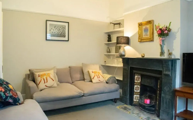 Cosy 2 Bed Ground Floor Flat In London