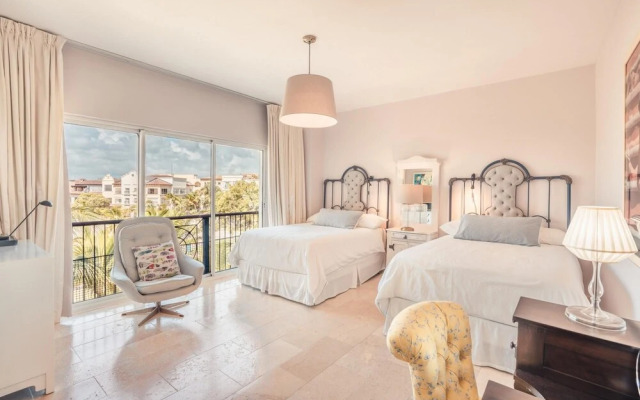 Open and Bright Beachfront Apt at Aquamarina F34