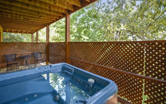 Mountain Serenity 2 Bedroom Cabin by RedAwning