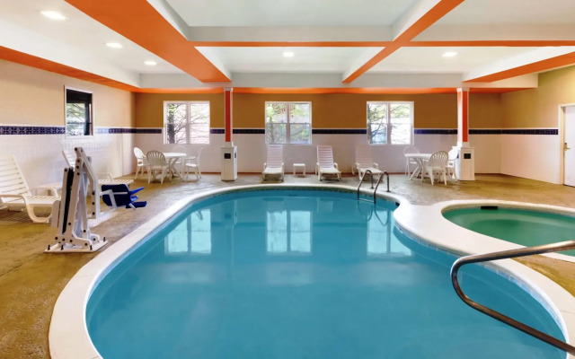 Country Inn & Suites by Radisson, Savannah Midtown, GA