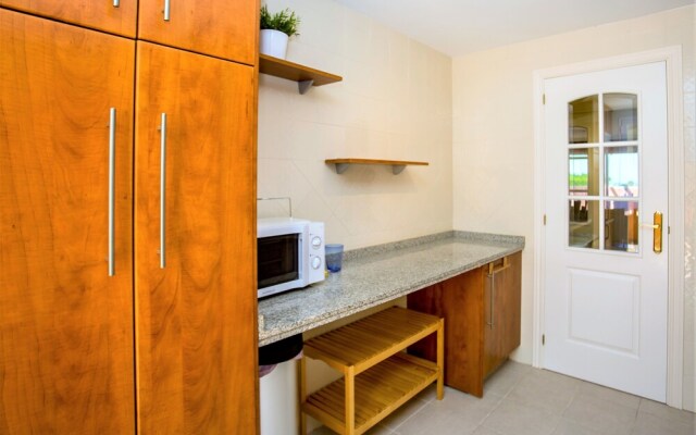 Delightful 2 Bed Apartment with sea views PW10