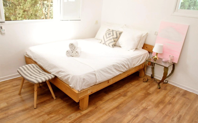 Holiday studio apartment near the Bahá ' í gardens