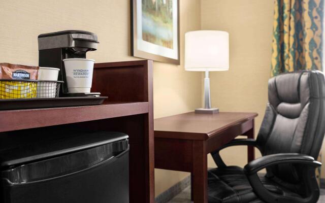 Travelodge by Wyndham Oshawa Whitby