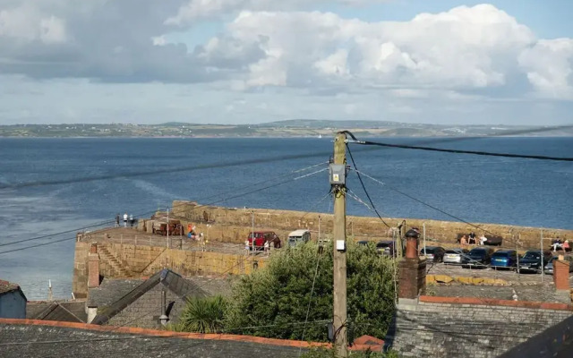 Seaview-2br-sleeps5-cottage-fastwifi-woodburner