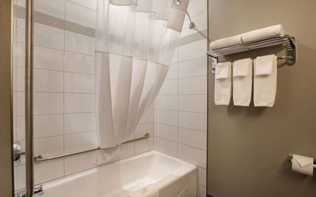 Days Inn & Suites by Wyndham Warman