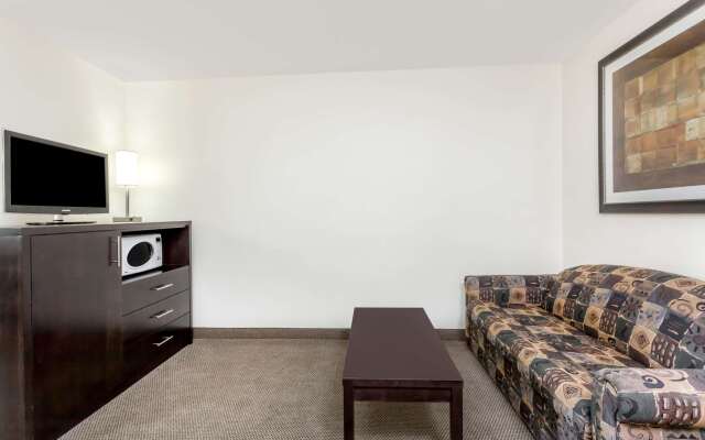 Super 8 by Wyndham Prince Albert