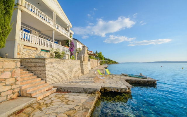 Holiday Home Seafront Escape