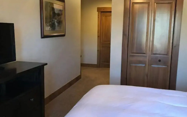 Luxury 2 Bedroom Mountain Vacation Rental in Breckenridge With Access to a Hot Tub and Heated Garage Parking