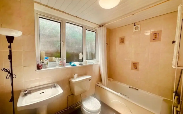 Spacious 5 Bedroom House in Swansea