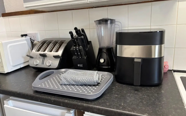 Modern 2-bed Victorian Apartment - Sleeps 6 & Pets