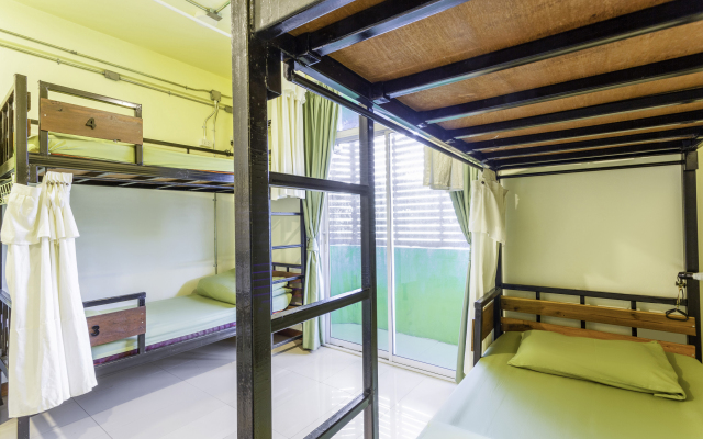 OYO 928 Leaf Hostel