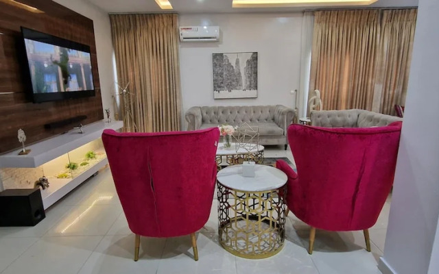 Luxury 3-bed House in Gated Estate With Pool Lekki