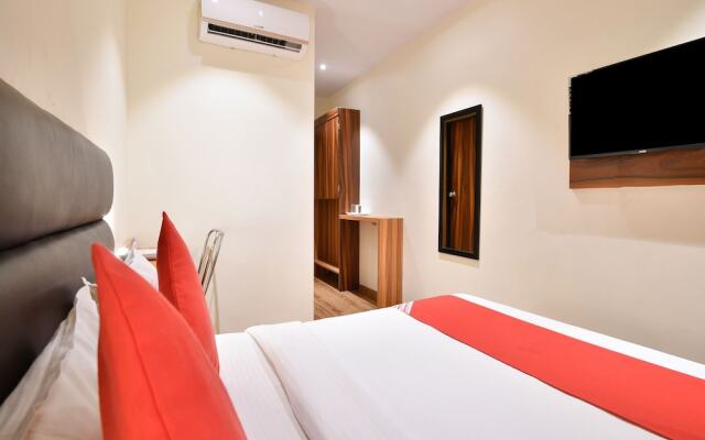OYO 15535 Deluxe Residency
