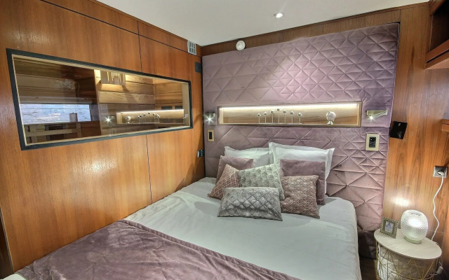 VIP Paris Yacht Hotel
