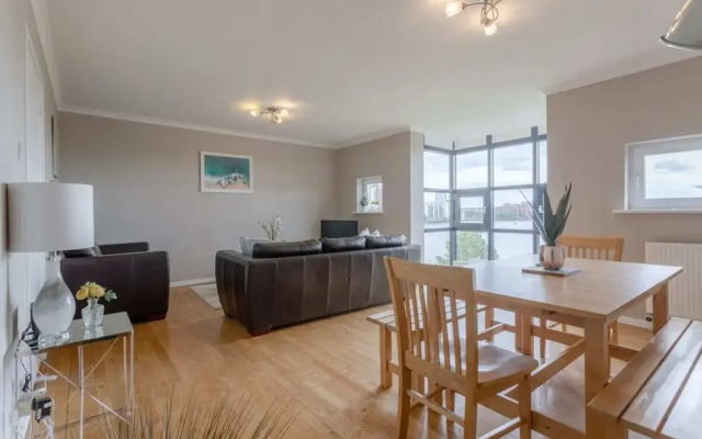 Bright, Modern One-bed With Stunning View of Thames
