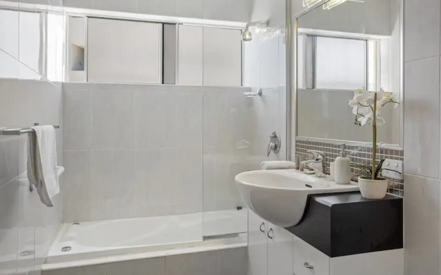 Stylish 3-bed Apartment in Coastal Redcliffe