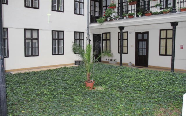 Queen Zita Apt 130 m2 near Chain Bridge