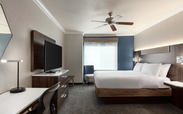 Holiday Inn Express and Suites Bakersfield Central by IHG