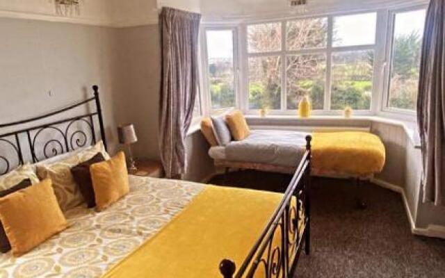 Sunnyside - Large Seaside Home with views and Hot Tub