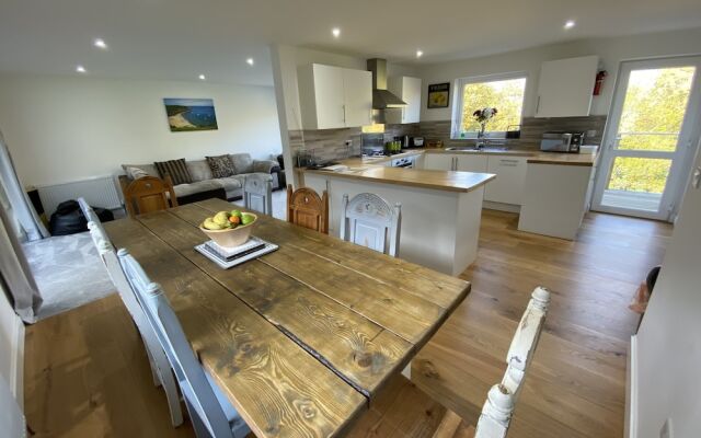 Ty Gwyn - 4 Bedroom Holiday Home