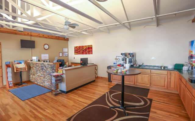 Super 8 by Wyndham Branson / Shepherd of the Hills Exwy