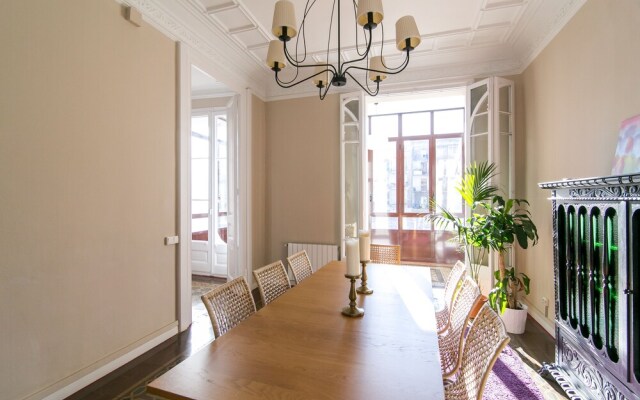 Plaza Universidad Apartments