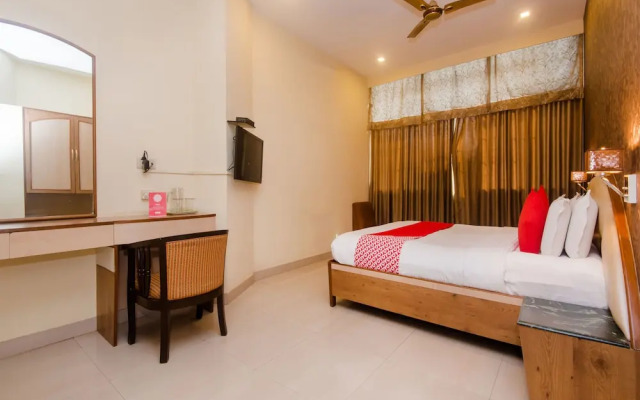 OYO 13105 Hotel Blue Diamond