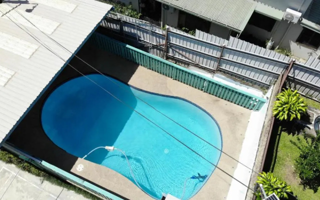Cosy 2 bedroom unit with pool,Wifi parking