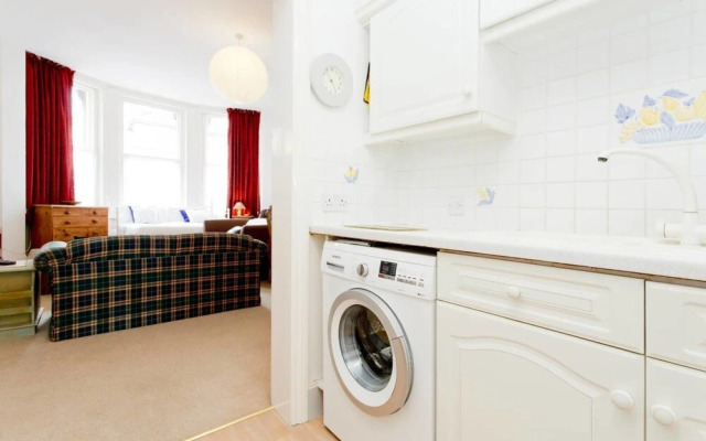 Bright Spacious Studio 5 Mins Walk to the Beach!