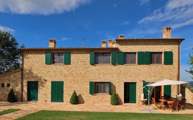 Farmhouse With Swimming Pool in Montelabbate