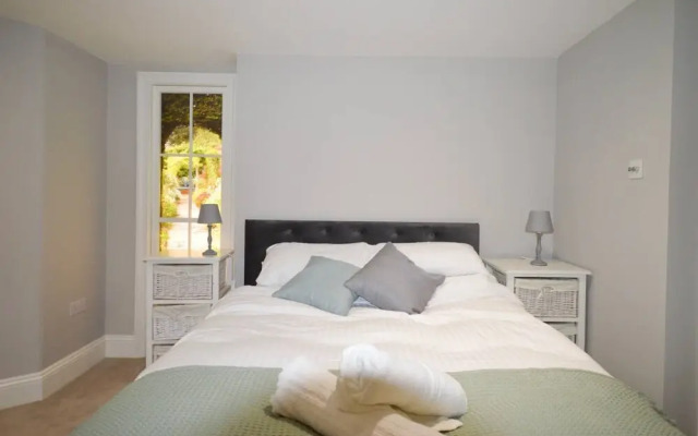 Stylish 3 Bedroom Maisonette Near City Centre