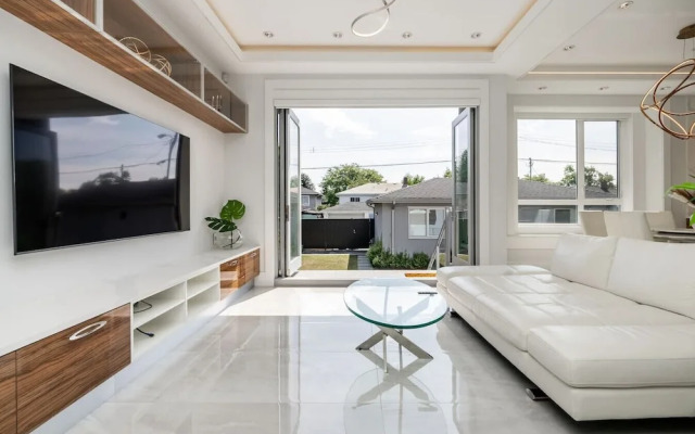 Centrally-located Luxury Home With Views Cinema